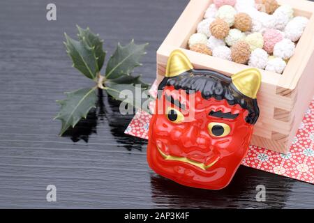 Japanisches traditionelles Setsubun Event, Masken von Oni Daemon und Soybeans werden bei einer jährlichen Veranstaltung verwendet Stockfoto