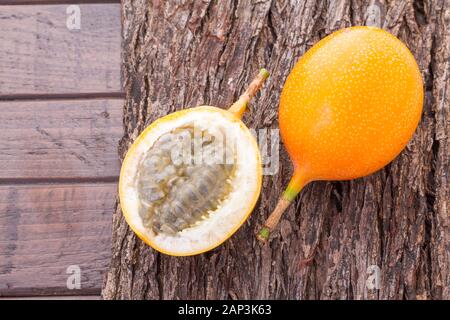 Passionsfrucht Granadilla auf dem Tisch - Passiflora ligularis Stockfoto