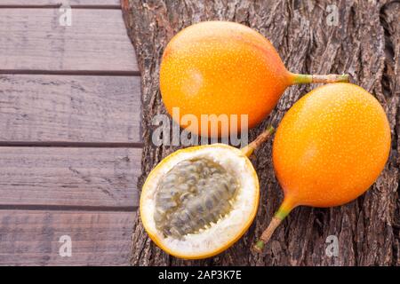 Passionsfrucht Granadilla auf dem Tisch - Passiflora ligularis Stockfoto