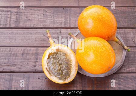 Passionsfrucht Granadilla auf dem Tisch - Passiflora ligularis Stockfoto