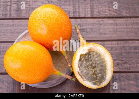 Passionsfrucht Granadilla auf dem Tisch - Passiflora ligularis Stockfoto