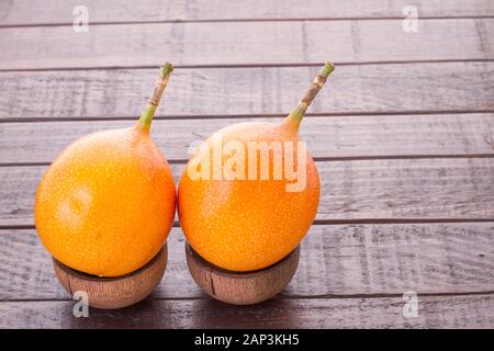 Passionsfrucht Granadilla auf dem Tisch - Passiflora ligularis Stockfoto