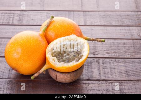 Passionsfrucht Granadilla auf dem Tisch - Passiflora ligularis Stockfoto