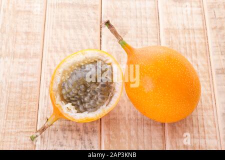 Passionsfrucht Granadilla auf dem Tisch - Passiflora ligularis Stockfoto