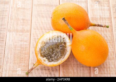 Passionsfrucht Granadilla auf dem Tisch - Passiflora ligularis Stockfoto