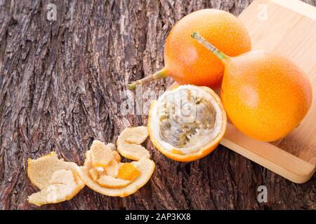 Passionsfrucht Granadilla auf dem Tisch - Passiflora ligularis Stockfoto