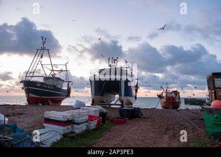 Dawn on Hastings Fishing Boat Beach in der Altstadt von Stade, in Rock-a-Nore, East Sussex, Großbritannien Stockfoto