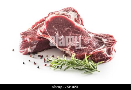 Beef Rib Eye Steak mit Pfeffer und Rosmarin auf weißem Hintergrund Stockfoto