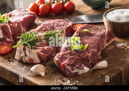 Rindfleisch Ribe eye Steaks mit rosemar Oregano und Tomaten/Paradeiser Stockfoto