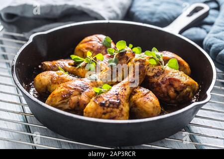 Gebratene Hähnchenschenkel in Wanne mit Kräutern - Nahaufnahme Stockfoto