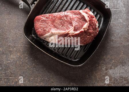 Rohes Rindfleisch ribe Eye Steak in der Grillpfanne - Oben auf Ansicht Stockfoto