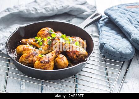 Gebratene Hähnchenschenkel in Wanne mit Kräutern - Nahaufnahme Stockfoto