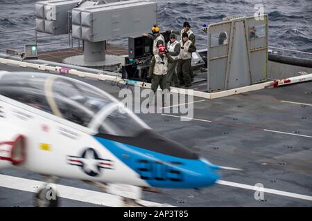 Atlantik (Jan. 20, 2020) Landung signal Offiziere Hilfe land ein T-45 Goshawk, für die Prüfung und Bewertung von Squadron (VX) 23, auf die USS Gerald R. Ford's (CVN 78) Flight Deck zugeordnet. Ford führt derzeit Flugzeuge Kompatibilitätstests auf seine elektromagnetische Flugzeuge starten (EMALS) und Advanced verhaften Gang (AAG) weiter zu prüfen. (U.S. Marine Foto von Mass Communication Specialist 3. Klasse Connor Loessin) Stockfoto