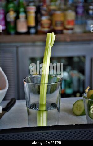 Barkeeper schneidet die Artikel an der Bar draußen, um sie zu den harten Likörgetränken hinzuzufügen Stockfoto