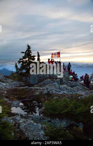 Menschen, die den Canada Day auf einem Berggipfel feiern, Mount Seymour, North Vancouver, British Columbia. Stockfoto