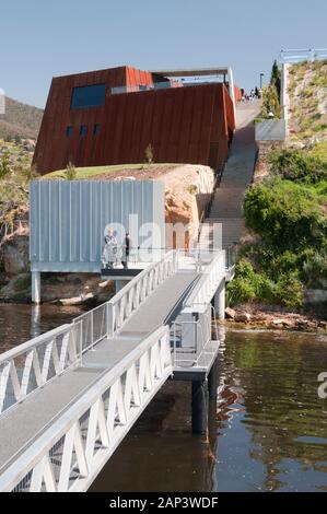 Das Museum für Alte und neue Kunst am nördlichen Stadtrand von Hobart nähert sich der Wharf in MONA. Stockfoto