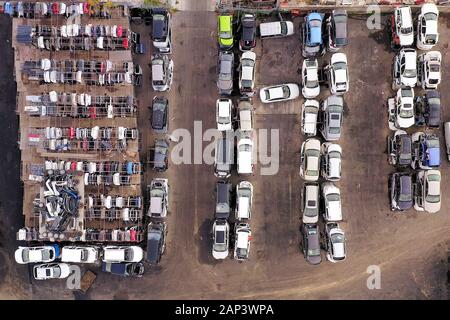 Große Bergung Autoteile und Fahrzeuge Lot, Luftansicht. Stockfoto