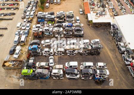 Große Bergung Autoteile und Fahrzeuge Lot, Luftansicht. Stockfoto