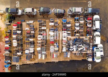 Große Bergung Autoteile und Fahrzeuge Lot, Luftansicht. Stockfoto