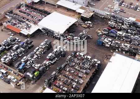 Große Bergung Autoteile und Fahrzeuge Lot, Luftansicht. Stockfoto