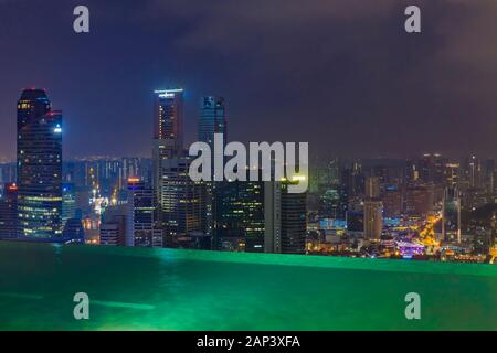 Singapur - September 07, 2019: Berühmte infinity Surf Board Pool in der Marina Bay Sands Hotel und die Skyline der Stadt mit Wolkenkratzern vor Sonnenaufgang Stockfoto