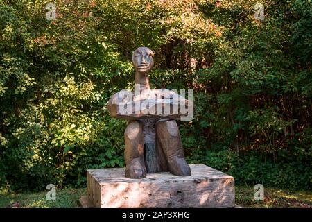 Abstrakte Statue eines Mannes, der in den Frederik Meijer Gardens in Grand Rapids, Michigan, sitzt Stockfoto