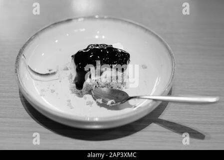 Scheibe Heidelbeer Käsekuchen auf hölzernen Tisch Stockfoto