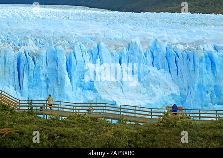 Boardwalk vor einem massiven Gletscher Perito Moreno im Nationalpark Los Glaciares, Patagonien, Argentinien Stockfoto