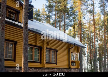 Haus auf einem Hügel, schöne nagelneues Haus in ländlicher Umgebung mit Copyspace Stockfoto