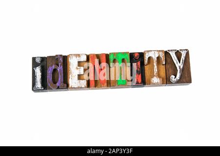 Identität. Marke, Logo, Marketing und Social Networks. Farbige Holz Buchstaben auf weißem Hintergrund Stockfoto