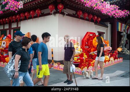 10.01.2020, Singapur, Republik Singapur, Asien-Leute gehen durch den Buddha Zahns Tempel in Chinatown, die farbenfroh eingerichtet ist. Stockfoto
