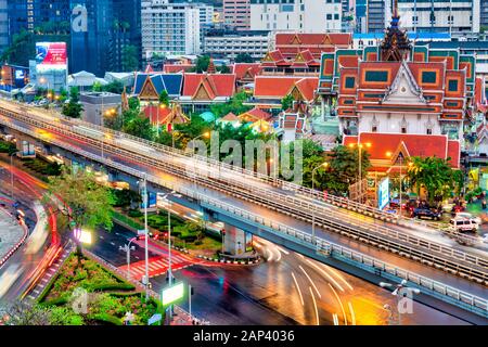 Luftaufnahme von Wat Hua Lamphong und Rama IV Road, Bangkok, Thailand Stockfoto