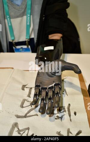 BrainCo prothetischer Arm und Hand mit künstlicher Intelligenz und maschinellen Lernmethoden, um Nervensignale von Patient zu Hand, CES, Las Vegas, zu erfassen. Stockfoto