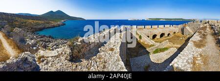 Foto von der Burg von Pylos, einer öffentlichen arhcaeologischen Stätte, Wahrzeichen des griechischen Erbes auf der Peloponnes. Stockfoto