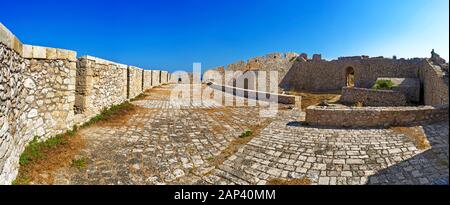 Foto von der Burg von Pylos, einer öffentlichen arhcaeologischen Stätte, Wahrzeichen des griechischen Erbes auf der Peloponnes. Stockfoto