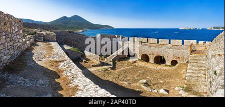 Foto von der Burg von Pylos, einer öffentlichen arhcaeologischen Stätte, Wahrzeichen des griechischen Erbes auf der Peloponnes. Stockfoto