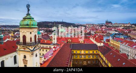 Prag, Tschechien - Panoramablick auf Prag mit dem Turm der Bibliothek des Barock (Klementinum), der berühmten Karlsbrücke, dem heiligen Franz Von Assis Stockfoto