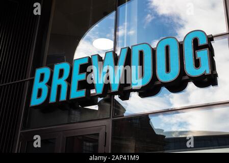 London, Großbritannien - 16. Januar 2020: Das Zeichen für Brewdog auf der Vorderseite eines ihrer Pubs in London Stockfoto