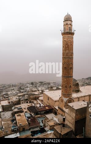 Historisches Minarett der großen Moschee von Mardin und Blick auf die Stadt Mardin, Türkei. Stockfoto