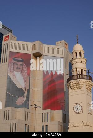 Al Yateem Moschee vor der Batelco Gebäude, neben Bab Al Bahrain, mit einem Bild von König Hamad, Manama, Königreich Bahrain Stockfoto