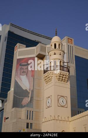 Al Yateem Moschee vor der Batelco Gebäude, neben Bab Al Bahrain, mit einem Bild von König Hamad, Manama, Königreich Bahrain Stockfoto