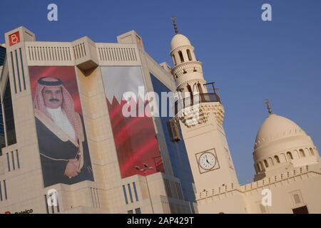 Al Yateem Moschee vor der Batelco Gebäude, neben Bab Al Bahrain, mit einem Bild von König Hamad, Manama, Königreich Bahrain Stockfoto