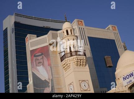 Al Yateem Moschee vor der Batelco Gebäude, neben Bab Al Bahrain, mit einem Bild von König Hamad, Manama, Königreich Bahrain Stockfoto