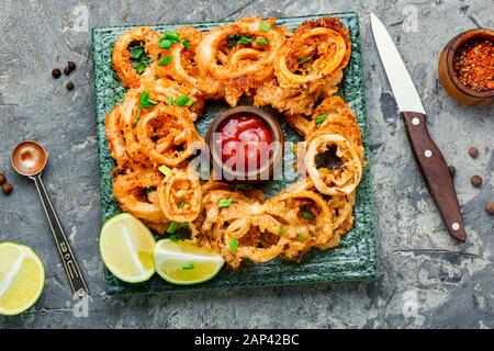 Frittierte Tintenfischringe oder calamari Ringe mit Soße. Fast Food Stockfoto