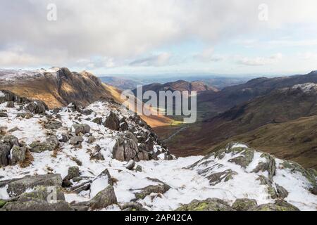 Great Langdale und die Langdale Pikes vom Gipfel des Rossett Pike, Lake District, Cumbria, Großbritannien Stockfoto