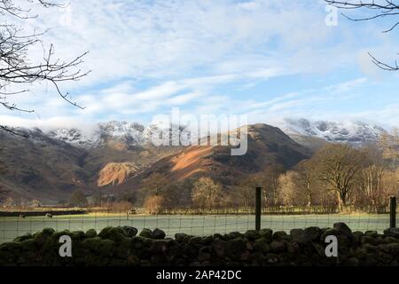 Crinkle Crags und Bowfell gesehen von Langdale im Winter, Lake District, Cumbria, Großbritannien Stockfoto