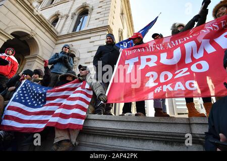 Richmond, Virginia, USA. 20 Jan, 2020. Menschen mit der vietnamesischen Amerikaner für Trumpf halten ein Zeichen gegenüber der VA State Capitol während einer pro-gun Rally am 20 Januar, 2020 wurde von Tausenden besucht. Credit: Essdras M. Suarez/ZUMA Draht/Alamy leben Nachrichten Stockfoto