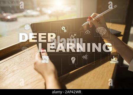 Tiefe maschinelles Lernen, Künstliche Intelligenz in smart factory oder Technologielösung Stockfoto