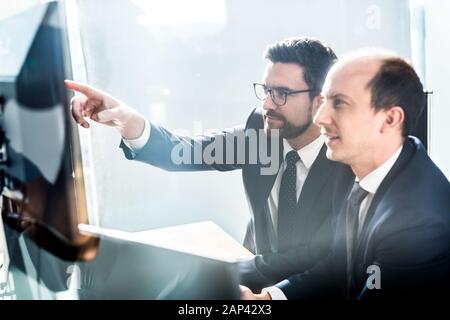 Business Team Analyse von Daten bei geschäftlichen Treffen in modernen Corporate Office. Stockfoto