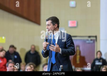 Burlington, Iowa, USA. 20. Januar, 2020. South Bend, Indiana Bürgermeister Peter Buttigieg hielt einen Präsidentschaftswahlkampf Kundgebung an der Aldo Leopold an der mittleren Schule in Burlington, Iowa, USA. Credit: Keith Turrill/Alamy leben Nachrichten Stockfoto